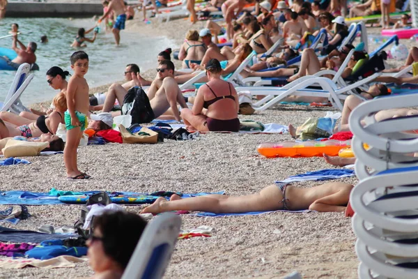 Makarska Croatie 2021 Les Touristes Reposent Sur Plage Profitent Mer — Photo