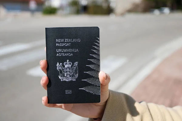 Pasaporte Nueva Zelanda Mano — Foto de Stock