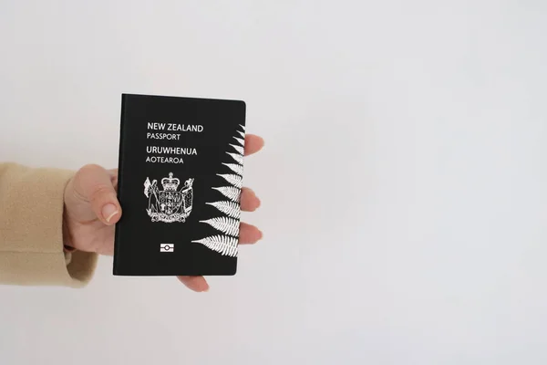 Паспорт Новой Зеландии Руке — стоковое фото
