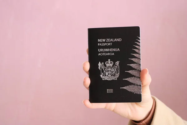 Pasaporte Nueva Zelanda Mano — Foto de Stock