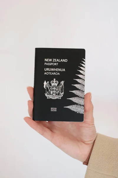 Pasaporte Nueva Zelanda Mano — Foto de Stock