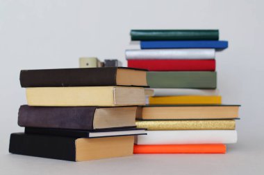 Beyaz üzerine kitap yığını