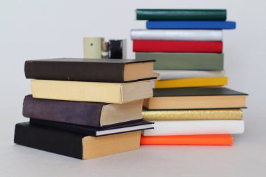 Beyaz üzerine kitap yığını