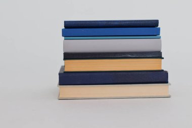 Beyaz arkaplan üzerine kitap yığını