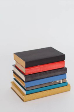 Beyaz arkaplan üzerine kitap yığını