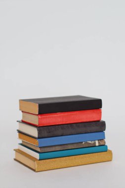 Beyaz arkaplan üzerine kitap yığını