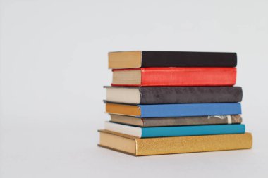 Beyaz arkaplan üzerine kitap yığını
