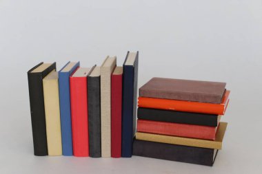  Beyaz arkaplan üzerine kitap yığını