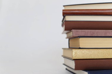  Beyaz arkaplan üzerine kitap yığını