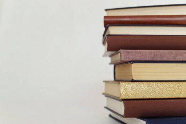  Beyaz arkaplan üzerine kitap yığını