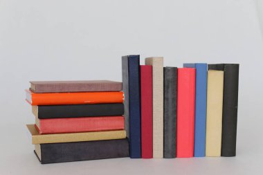  Beyaz arkaplan üzerine kitap yığını