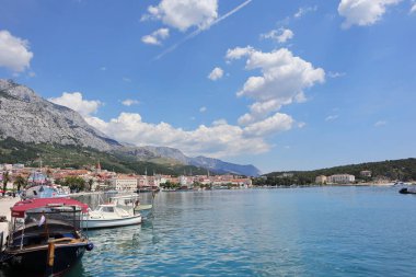 Makarska, Hırvat, 25.06.2021. Makarska limanında gemiler