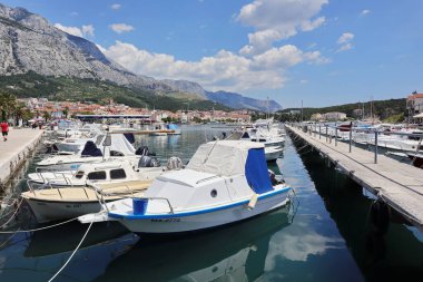 Makarska, Hırvat, 25.06.2021. Makarska limanında gemiler