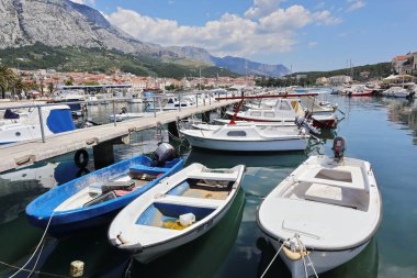 Makarska, Hırvat, 25.06.2021. Makarska limanında gemiler