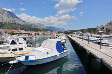 Makarska, Hırvat, 25.06.2021. Makarska limanında gemiler