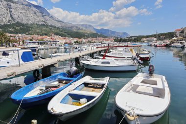 Makarska, Hırvat, 25.06.2021. Makarska limanında gemiler