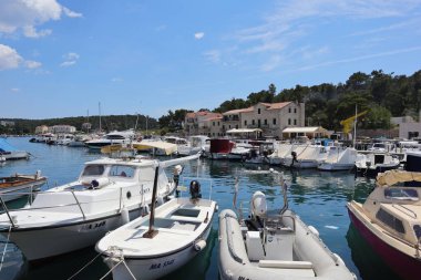 Makarska, Hırvat, 25.06.2021. Makarska limanında gemiler