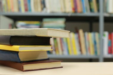 Kitaplar kütüphanede masanın üstünde.