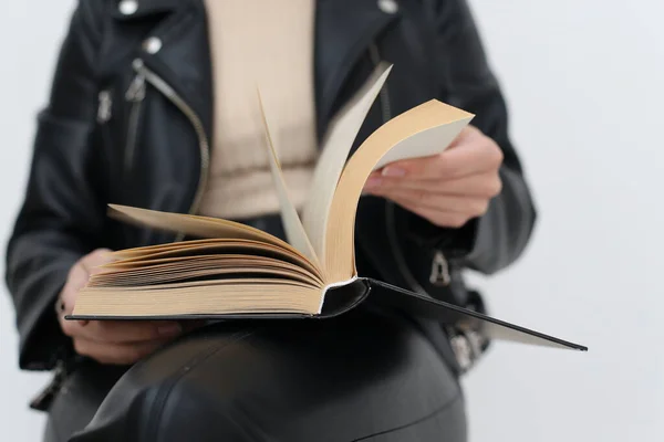 Genç ve güzel bir kız kitap okuyor.