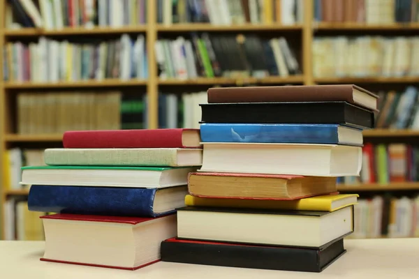 Libros Sobre Mesa Biblioteca — Foto de Stock