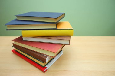 Masadaki yeşil arkaplanı olan kitaplar