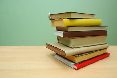 Masadaki yeşil arkaplanı olan kitaplar