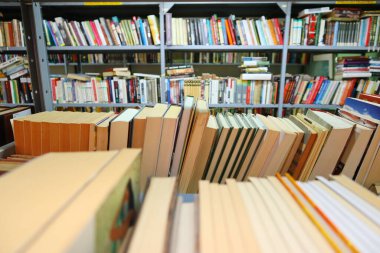 Kütüphane rafındaki kitaplar