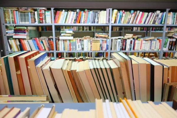 Bücher Bücherregal — Stockfoto