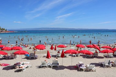 Bölünme, Hırvatistan, 04.07.2021. Split 'teki plajda Yüzücüler