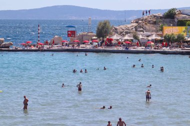 Bölünme, Hırvatistan, 04.07.2021. Split 'teki plajda Yüzücüler