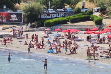 Bölünme, Hırvatistan, 04.07.2021. Split 'teki plajda Yüzücüler