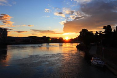 Neretva, Metkoviç ve Hırvatistan üzerinden gün batımı