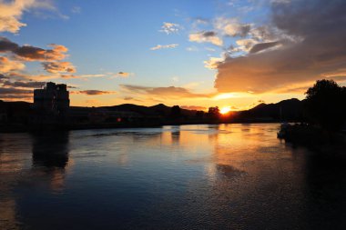 Neretva, Metkoviç ve Hırvatistan üzerinden gün batımı