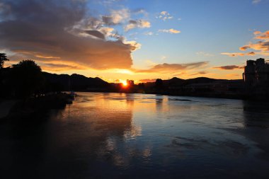 Neretva, Metkoviç ve Hırvatistan üzerinden gün batımı