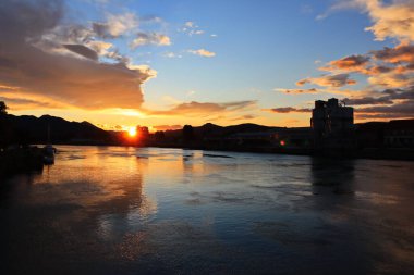 Neretva, Metkoviç ve Hırvatistan üzerinden gün batımı