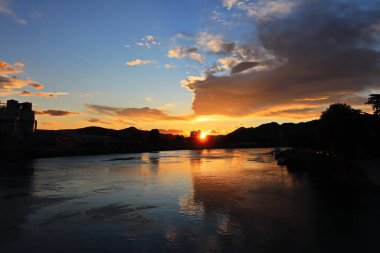 Neretva, Metkoviç ve Hırvatistan üzerinden gün batımı