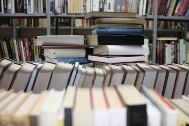  Kitaplar kütüphanede masanın üstünde.