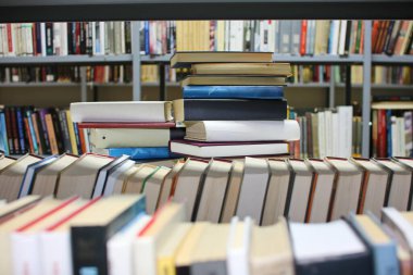  Kitaplar kütüphanede masanın üstünde.