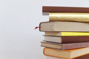 Beyaz arkaplan üzerine kitap yığını