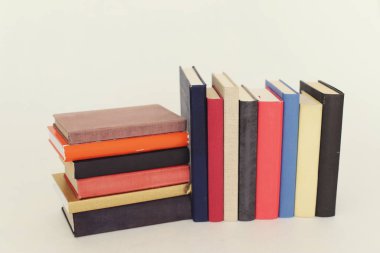 Beyaz arkaplan üzerine kitap yığını