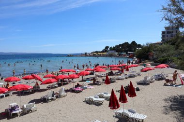 Split, Hırvatistan, 08.07.2021 Split plajında Yüzücüler