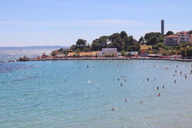 Split, Hırvatistan, 08.07.2021 Split plajında Yüzücüler