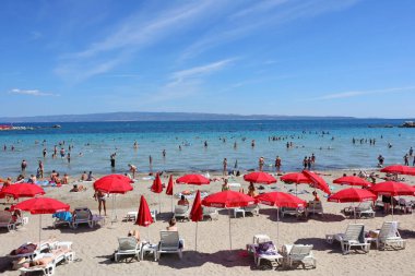 Split, Hırvatistan, 08.07.2021 Split plajında Yüzücüler