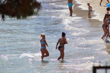 Split, Hırvatistan, 08.07.2021 Split plajında Yüzücüler