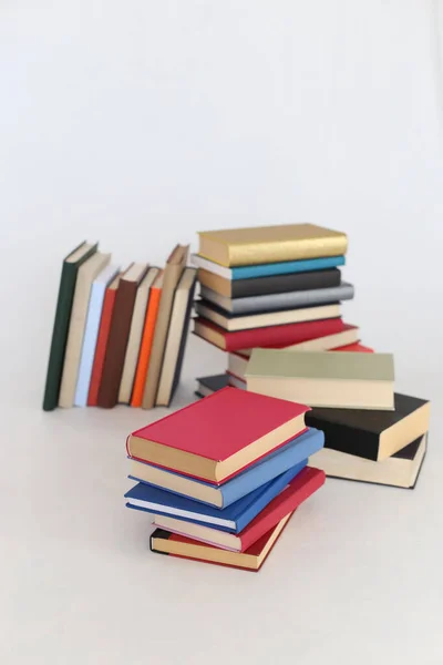 Montón Libros Sobre Blanco — Foto de Stock