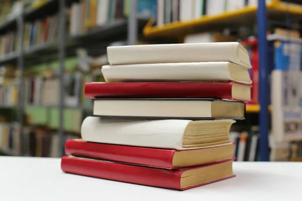 Montón Libros Sobre Mesa Biblioteca — Foto de Stock