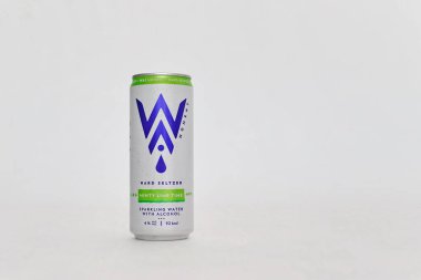 Zagreb, Hırvatistan, 13.07.2021. Teneke kutuda sert maden suyu iç, Wai 