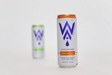 Zagreb, Hırvatistan, 13.07.2021. Teneke kutuda sert maden suyu iç, Wai 