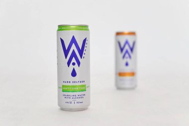 Zagreb, Hırvatistan, 13.07.2021. Teneke kutuda sert maden suyu iç, Wai 