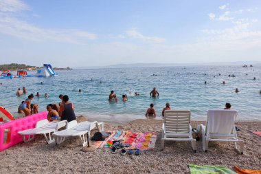 Makarska, Hırvatistan, 15.07.2021. Turistler Makarska plajının tadını çıkarıyor